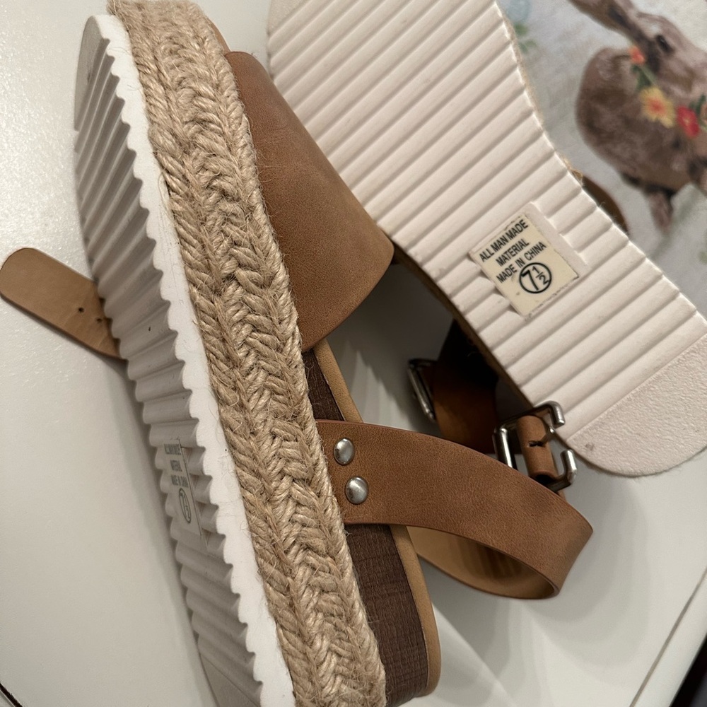 Soda wedge! Brown/tan never worn!